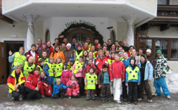 Groepsfoto voor de ingang van hotel Tauernblick Bramberg