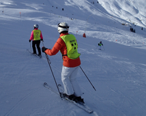 Alpine skiën - deelnemer volgt begeleider