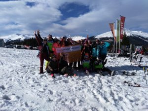 Groepsfoto met een vlag van fonds gehandicaptensport, die deze jongerenreis financieel mogelijk hebben gemaakt