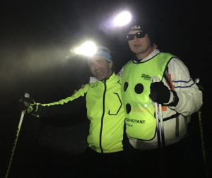 Nachtwandeling met koplampen, Kamben, Noorwegen