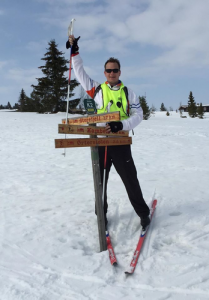 Peter zwaait bij een routebord, Kamben, Noorwegen