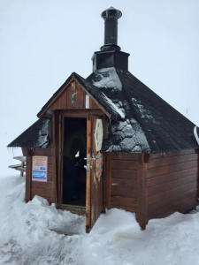 Houten schuilhutje naast de loipe, Kamben, Noorwegen