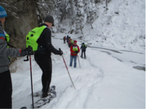 Sneeuwschoenwandelen in de verse sneeuw in een smal zijdal