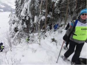Sneeuwschoenwandelen op een helling in het bos