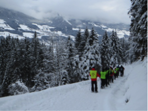 Sneeuwschoenwandelen met uitzicht op het dal