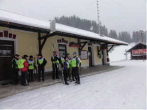 Na het langlaufen wachten op de trein