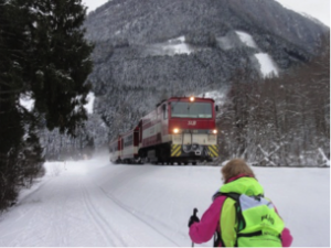 Langlaufen langs het spoor met een trein