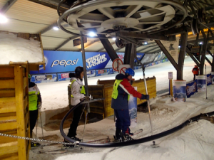 Met een schotellift omhoog bij piste 1 SnowWorld Zoetermeer