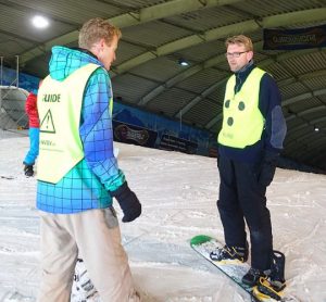 Instructies tijdens een snowboardles