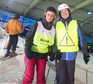 Susan en Denis poseren bovenaan piste 3