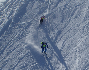 Begeleider en deelnemer recht van boven gezien vanuit een skilift