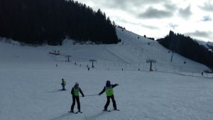 Skiën 'aan de stok' op een vlak stuk piste