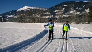 Naast elkaar langlaufen in de loipes bij Bramberg