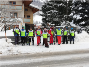 Wachten op de skibus in Bramberg