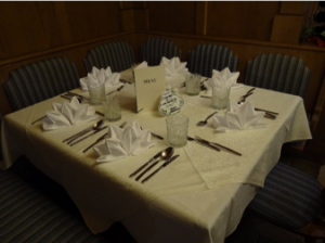 Gedekte tafel voor het diner