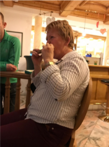 Samen muziek maken. Mondharmonika