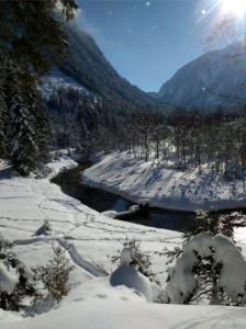 Rivier in een besneeuwd bergdal
