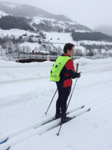 Langlaufer in een loipe naast de rivier