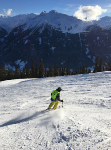 Skiër in een snelle bocht op een lege piste, dus alle ruimte
