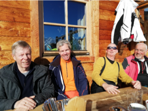 Pauze in de zon voor een bergrestaurant Bramberg