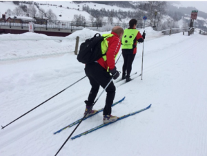 Langlaufdeelnemer en begeleider