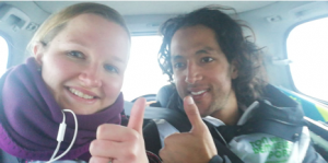 Poseren achter in de auto op weg naar de piste