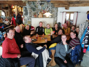 Lunch met heel veel mensen aan een tafel