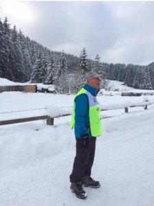 Ad wandelt in de sneeuw