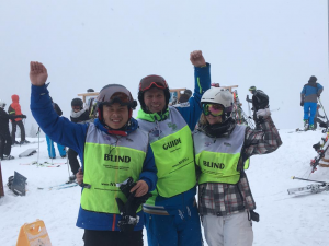 Jongerenreis - twee deelnemers en een begeleider poseren