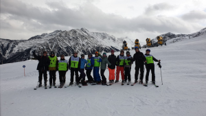 Jongerenreis - groepsfoto skiërs en snowboarders
