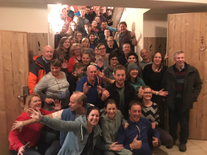 Jongerenreis - de hele groep in het trappenhuis