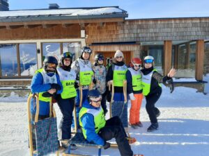 Groepsfoto voor het rodelen