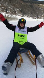 Sandra op een rodelslee