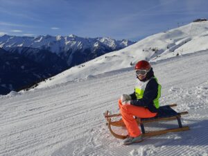 Annefleur op een rodelslee