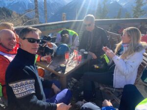 In de zon op een terras aan de piste