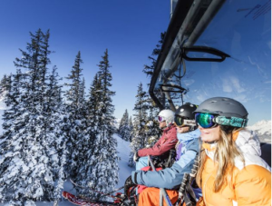 Skiërs in een stoeltjeslift