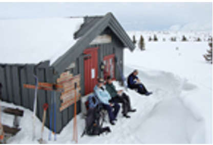 Uitrusten bij een hutje naast de loipe