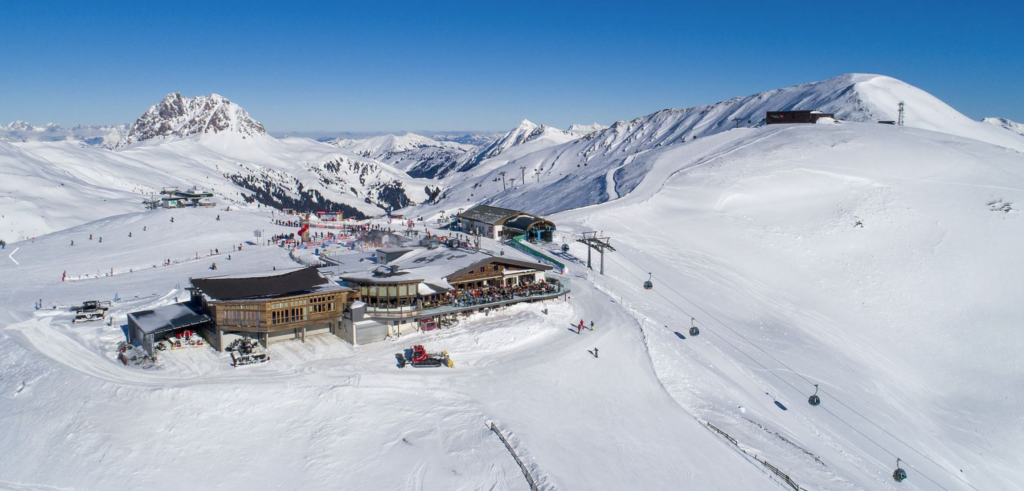 Winterse omgeving van het bergstation van de Bramberggondel